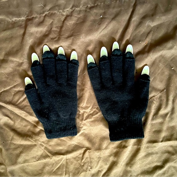 Skeleton Gloves With Nails - Picture 2 of 2